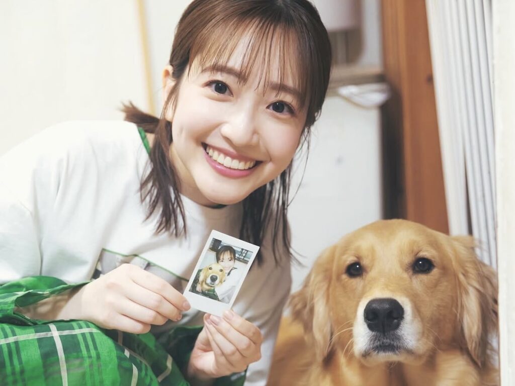 東京都江戸川区瑞江にある大型犬カフェ ほっとひと犬のゴールデンレトリバーと南後杏子さんのツーショット。